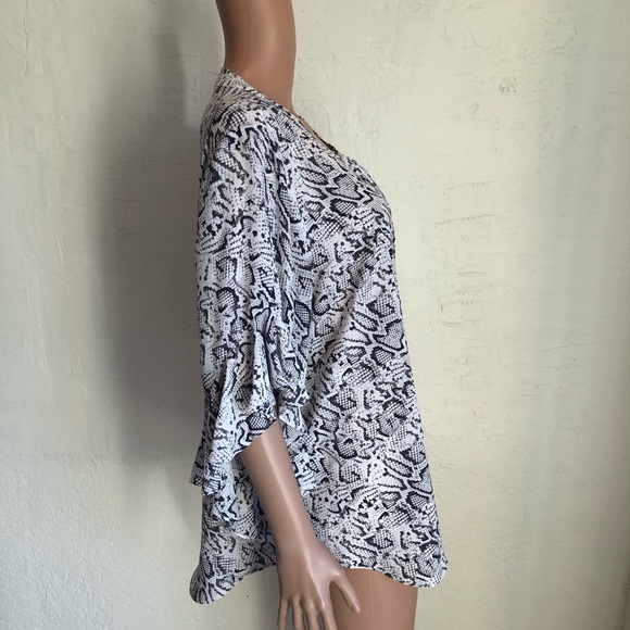 Vince Camuto White/Gray Snake Skin Animal Print Blouse Shirt Women’s Size XL - Picture 3 of 16